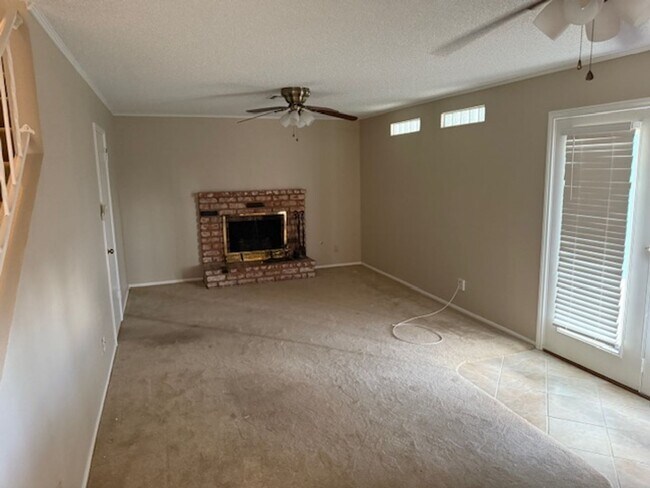 Building Photo - A Fabulous 4 Bedroom Home in Highland Hills