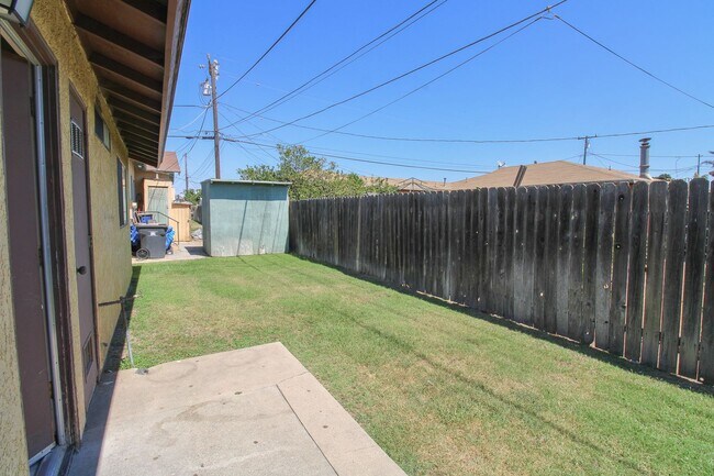 Building Photo - Updated, 2 bedroom, 1 bath apartment tucke...