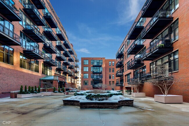 Building Photo - 333 W Hubbard St