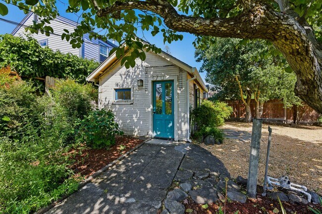 Building Photo - Charming 2 bed, 1.5 bath Alta Heights Home