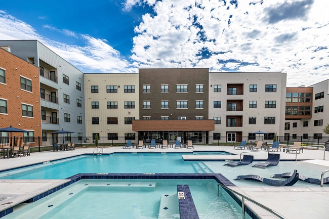 Building Photo - 2023 N Broadmoor Ave