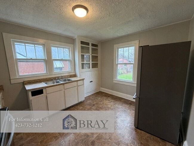 Building Photo - Charming Renovated 1935 Historic Home with Fenced Yard in Central Kingsport