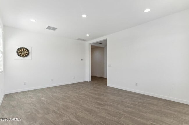 Building Photo - 565 E White Wing Dr