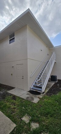 Building Photo - 1/1 GARAGE APARTMENT IN SUMMERPORT