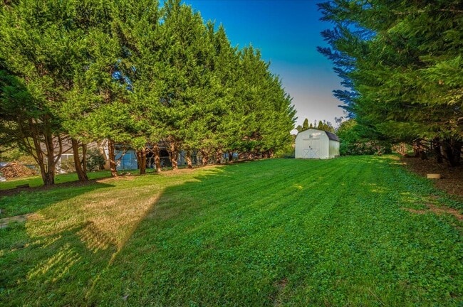 Building Photo - Oversized House in Point of Rocks for Lease