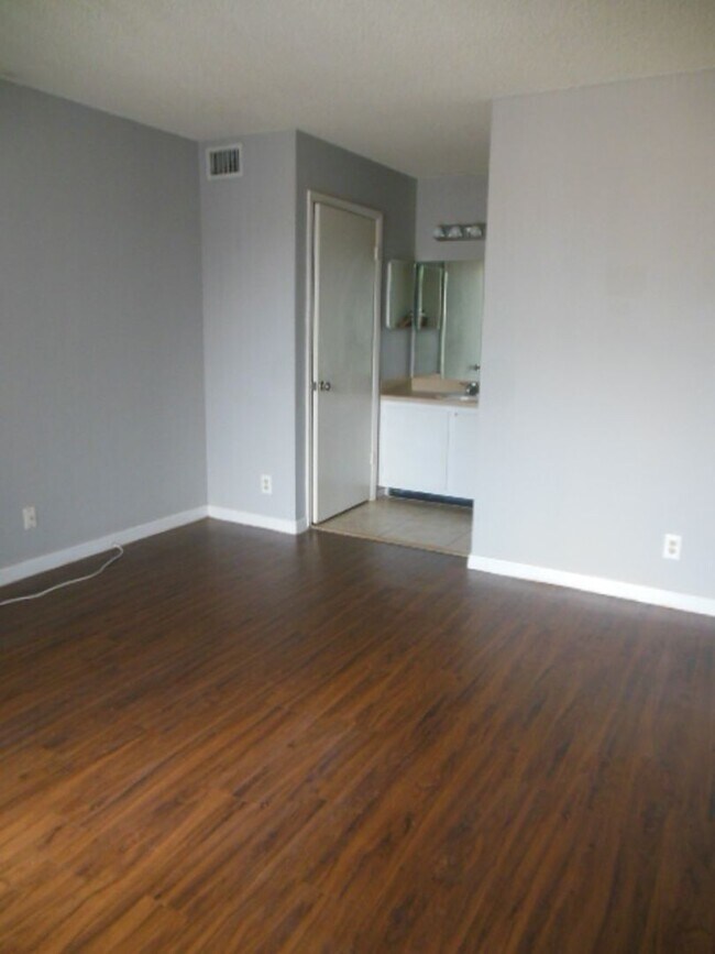 Building Photo - ONE BEDROOM ONE BATHROOM! WATERFRONT COMMUNITY!