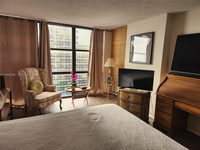 Building Photo - 1925 Brickell Ave