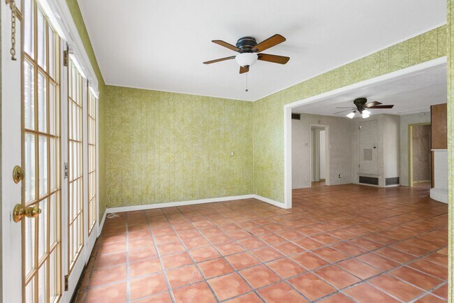 Building Photo - 2 Bed/2 Bath in Northeast Park Subdivision w/ pool