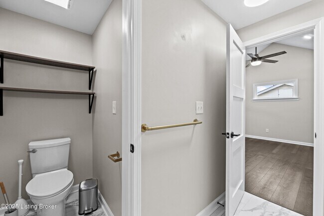 Building Photo - 1112 E Burnett Ave