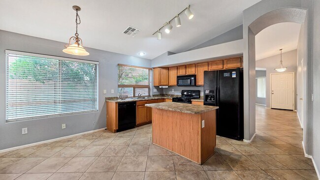 Building Photo - Close to I-10 and shopping in Goodyear!