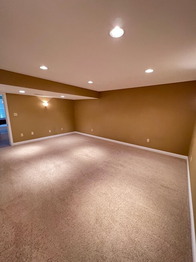 Building Photo - 212 Lakeside Dr