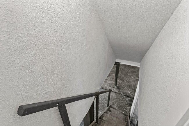Building Photo - 631 SW Lindenwood Ave