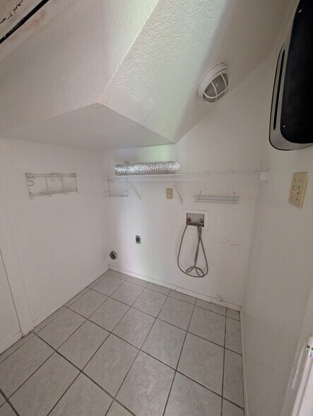 Building Photo - 1644 Lomaland Dr