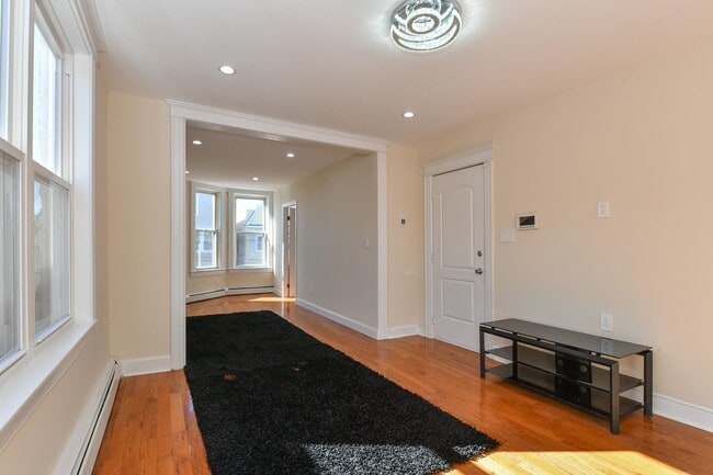 Building Photo - 1402 8TH St