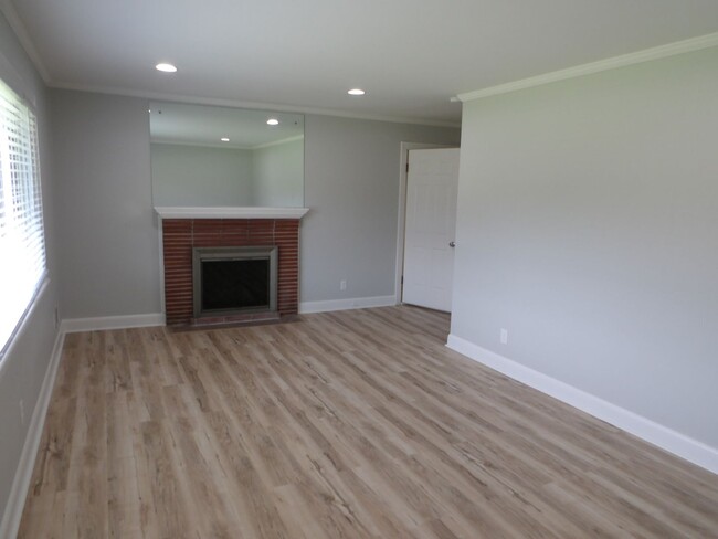 Building Photo - 3Bd/2BA   Brick Ranch Home