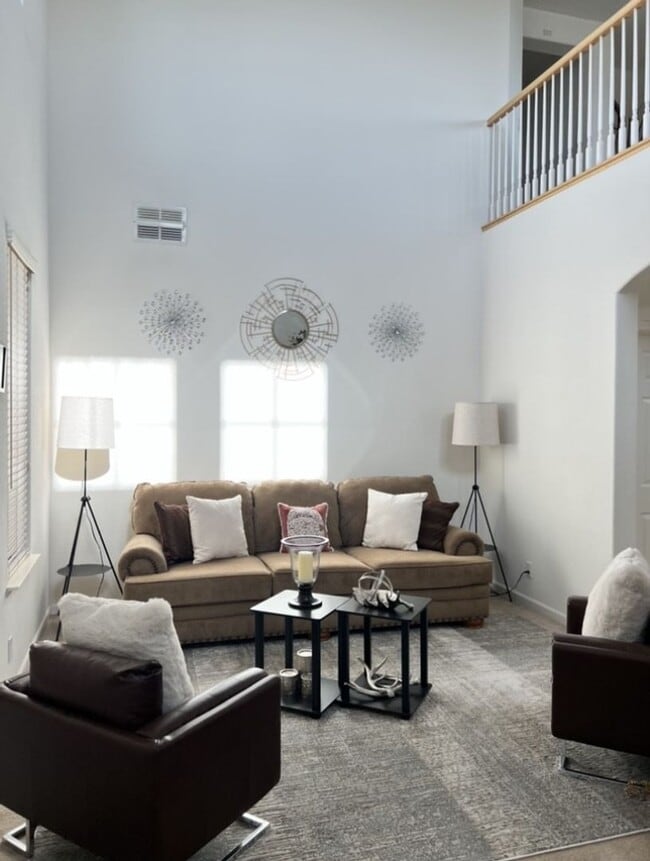 Building Photo - Luxury LAKEFRONT property!!!