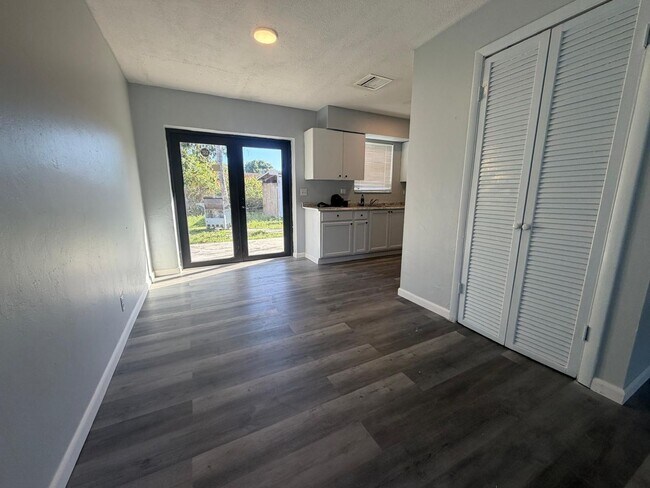 Building Photo - 2038 SW 12th Ct