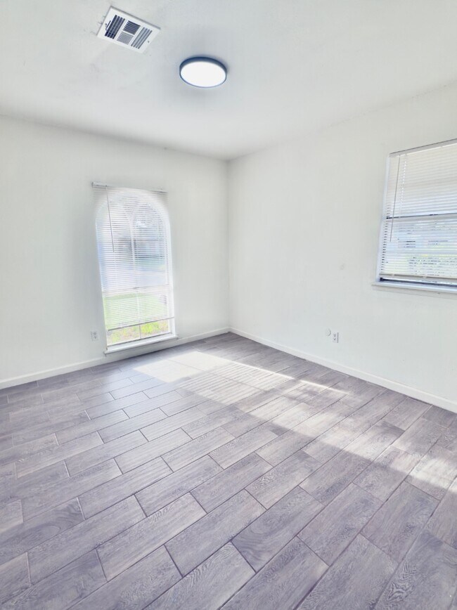 Building Photo - 4312 Meadowpark Dr