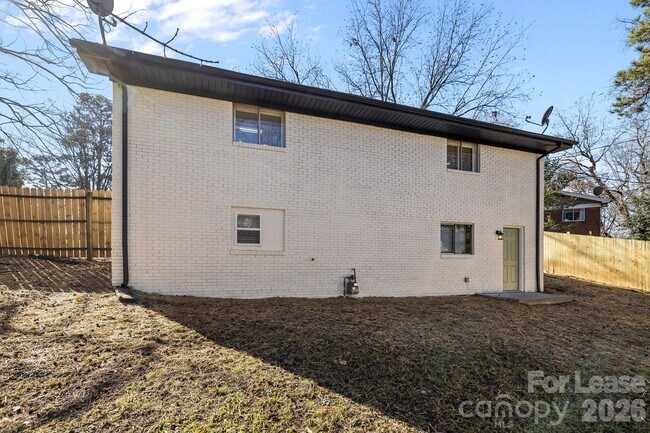 Building Photo - 801 Davenport St