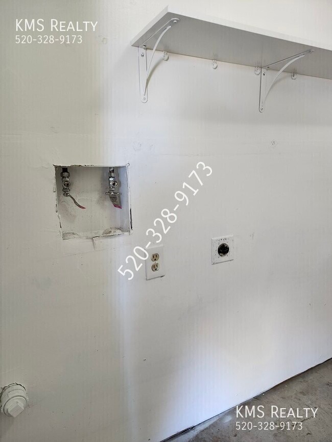 Building Photo - 2565 N Fair Oaks Ave