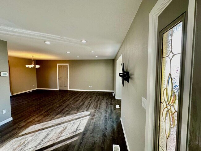 Building Photo - AVAILABLE NOW! Charming 3-Bedroom Retreat ...