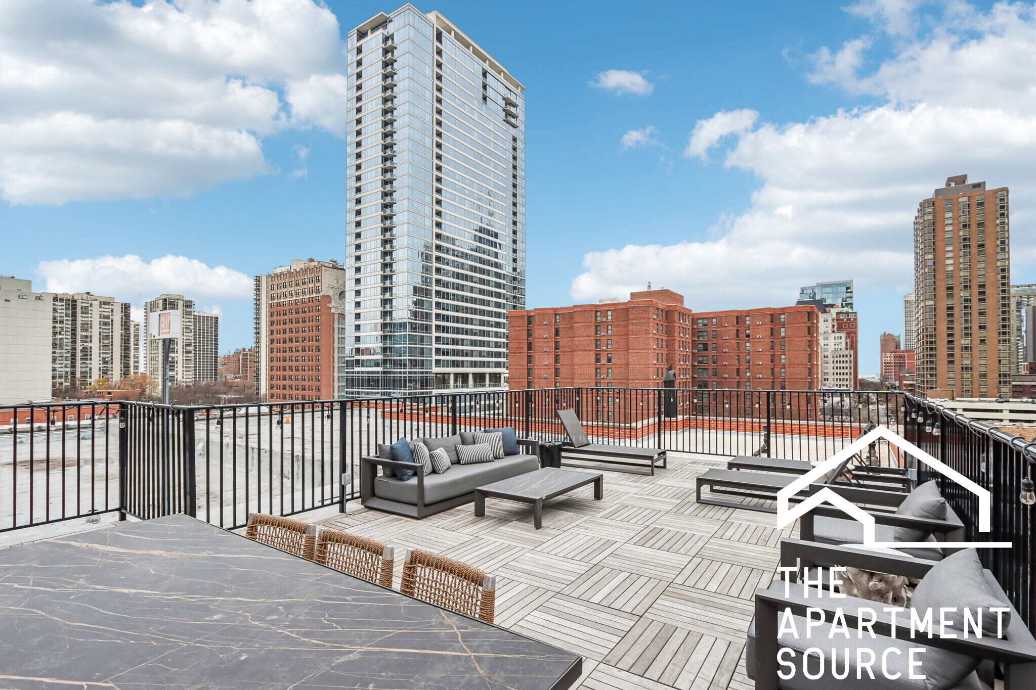 Building Photo - 1140 N La Salle Dr