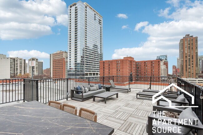 Building Photo - 1140 N La Salle Dr