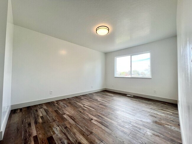 Building Photo - Newly Remodeled 3 Bedroom/2.5 Bathroom Hou...