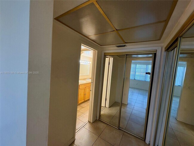 Building Photo - 1591 NE Miami Gardens Dr