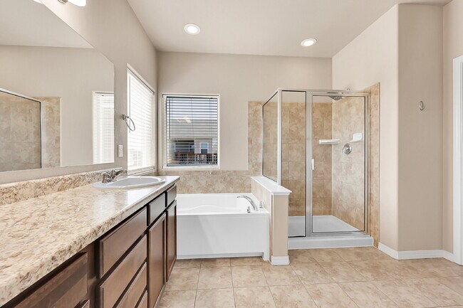 Building Photo - $2,940.95, $300.00 off the first month's rent, 6 Bedrooms, 3 Bathrooms, Single Family Home in Col...