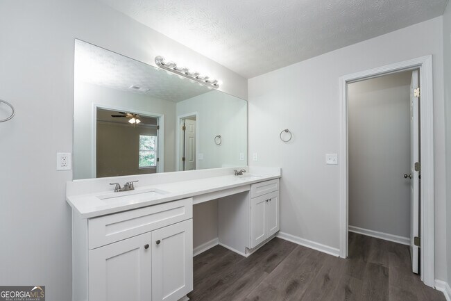 Building Photo - 4547 Carriage Park Dr