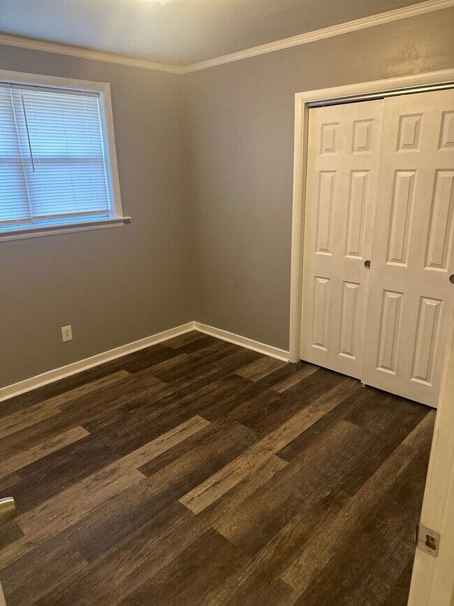 Building Photo - 3 bed fully renovated MHA Vouchers Welcomed!!!