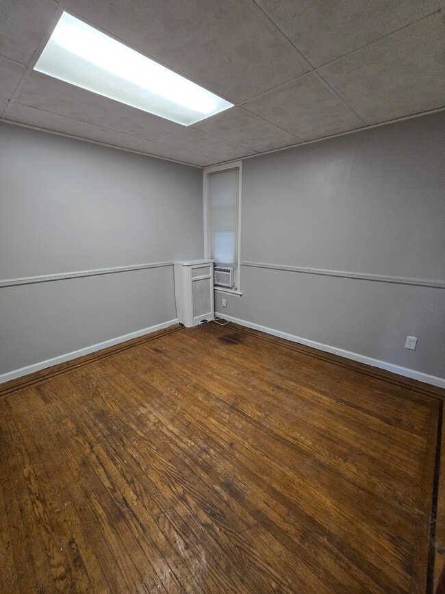 Building Photo - 1353 Dyre St