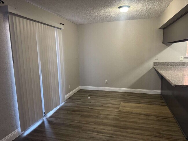 Building Photo - Spacious 2 Bed, 2 Bath Unit – Great Location!