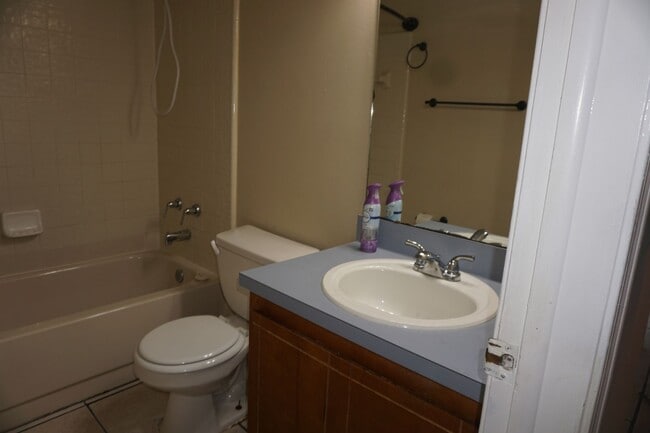 Building Photo - 3 bedroom/2 bathroom townhome