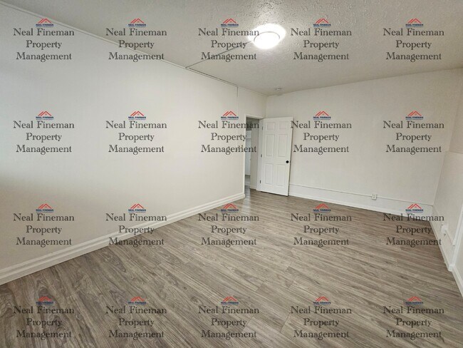 Building Photo - 4 BED, 1 BATH APARTMENT, 2 TANDEM PARKING