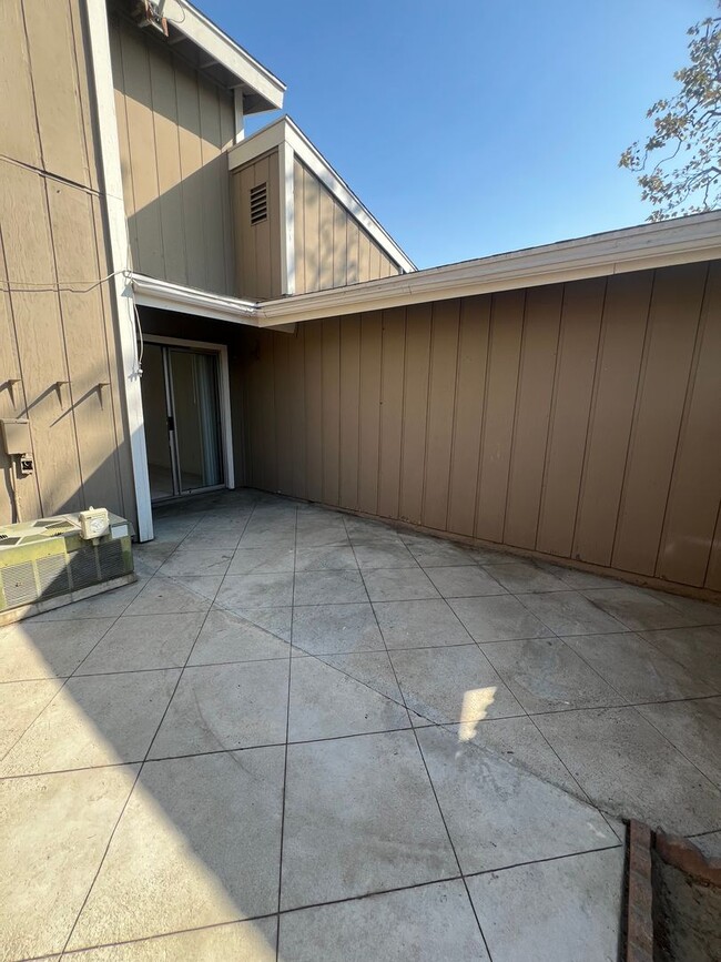 Building Photo - **MOVE IN DEPOSIT SPECIAL** 2 Bedroom 2.5 ...