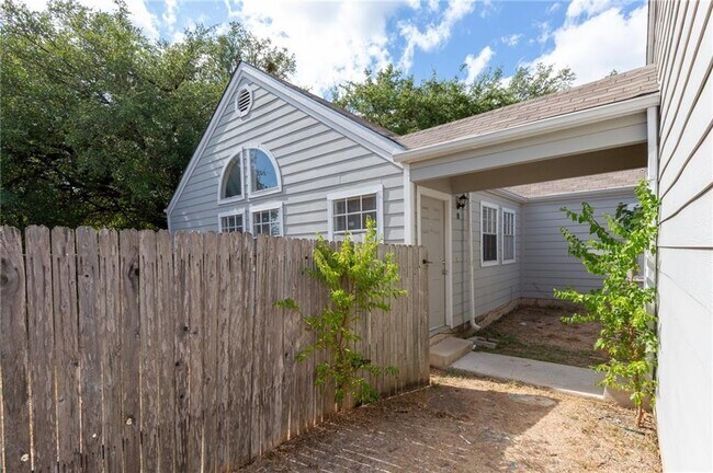 Building Photo - 8807 Pineridge Dr