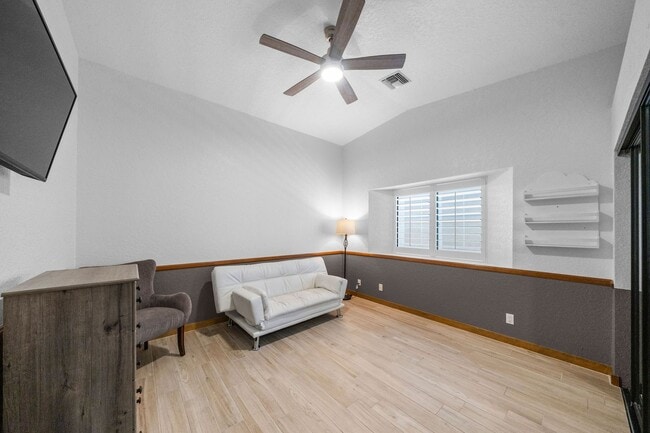 Building Photo - 4 Bedroom Pool Home on the Golf Course