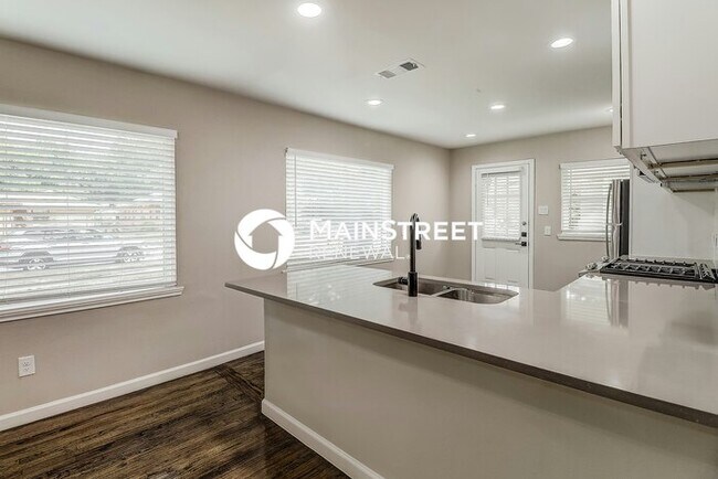 Building Photo - 3 Bedroom Pet-Friendly Home in DALLAS, TX with Main Street Renewal