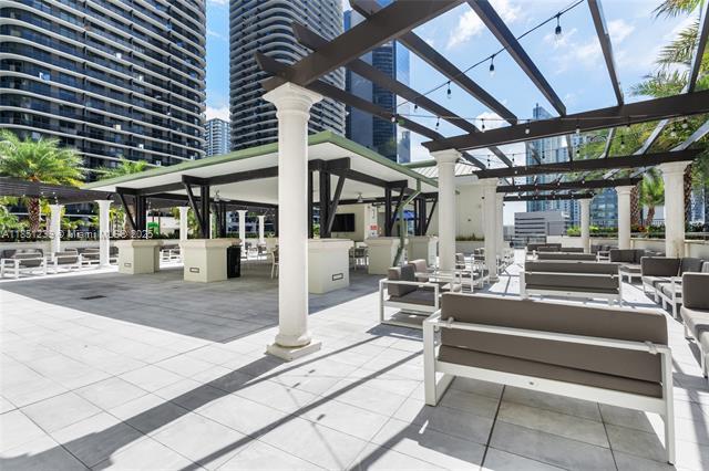 Building Photo - 999 SW 1st Ave