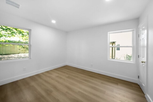 Building Photo - 1616 Nantucket Dr