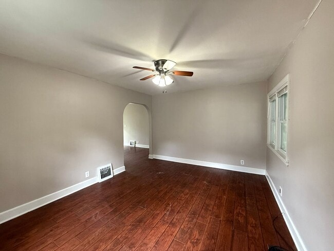 Building Photo - Lower 2 bedroom near Downtown Beloit