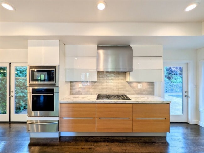 Building Photo - 10 Idalia Ct