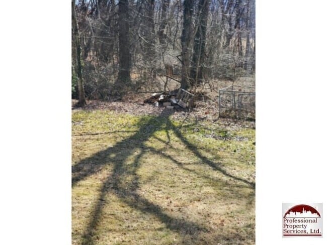 Building Photo - Country Living Near Commuter Routes