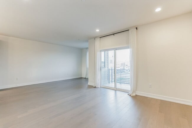 Building Photo - Stunning Carriage Home in the King of Prussia Town Center