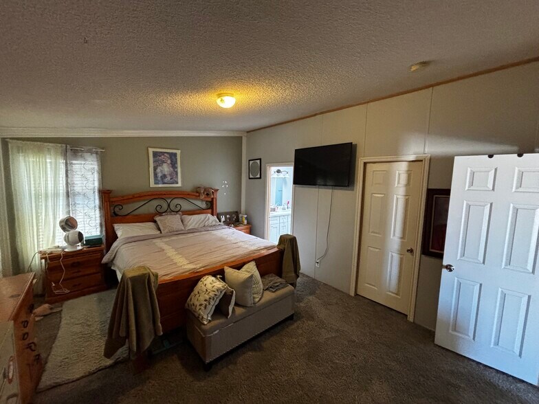 Master bedroom - 11026 Redwood Rd