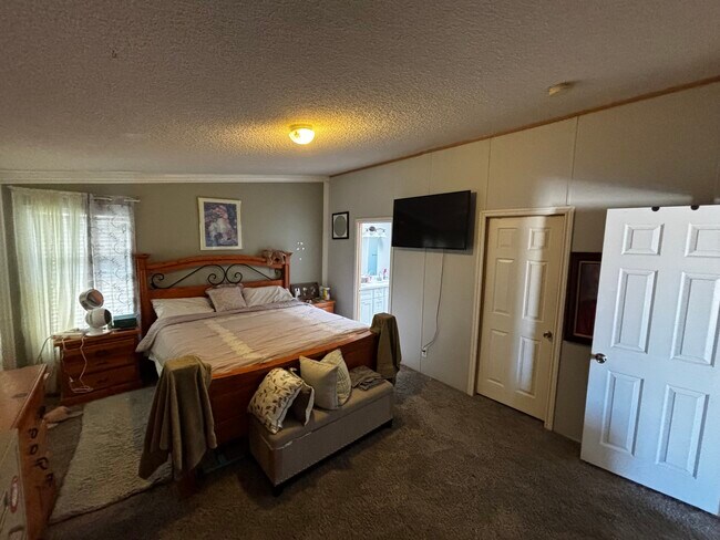 Master bedroom - 11026 Redwood Rd