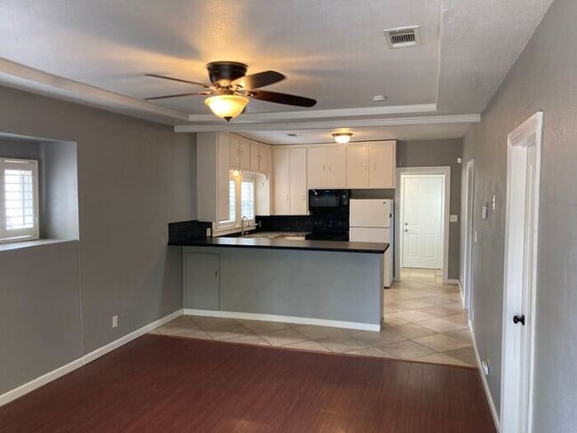 Building Photo - Adorable 2 Bedroom 1 Bath Cozy Modesto Home