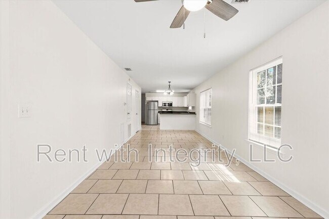 Building Photo - 735 Putnam Dr